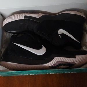 Kyrie 3 black and white\ silt red